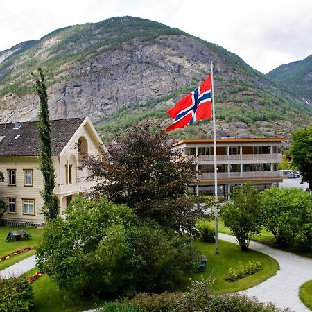 Lindstrom Hotel Lærdalsøyri Esterno foto
