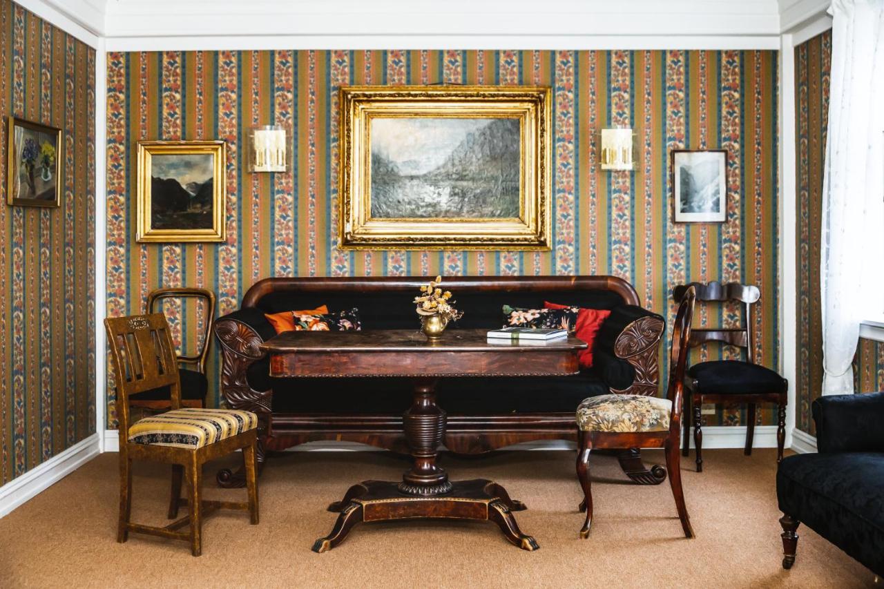 Lindstrom Hotel Lærdalsøyri Esterno foto