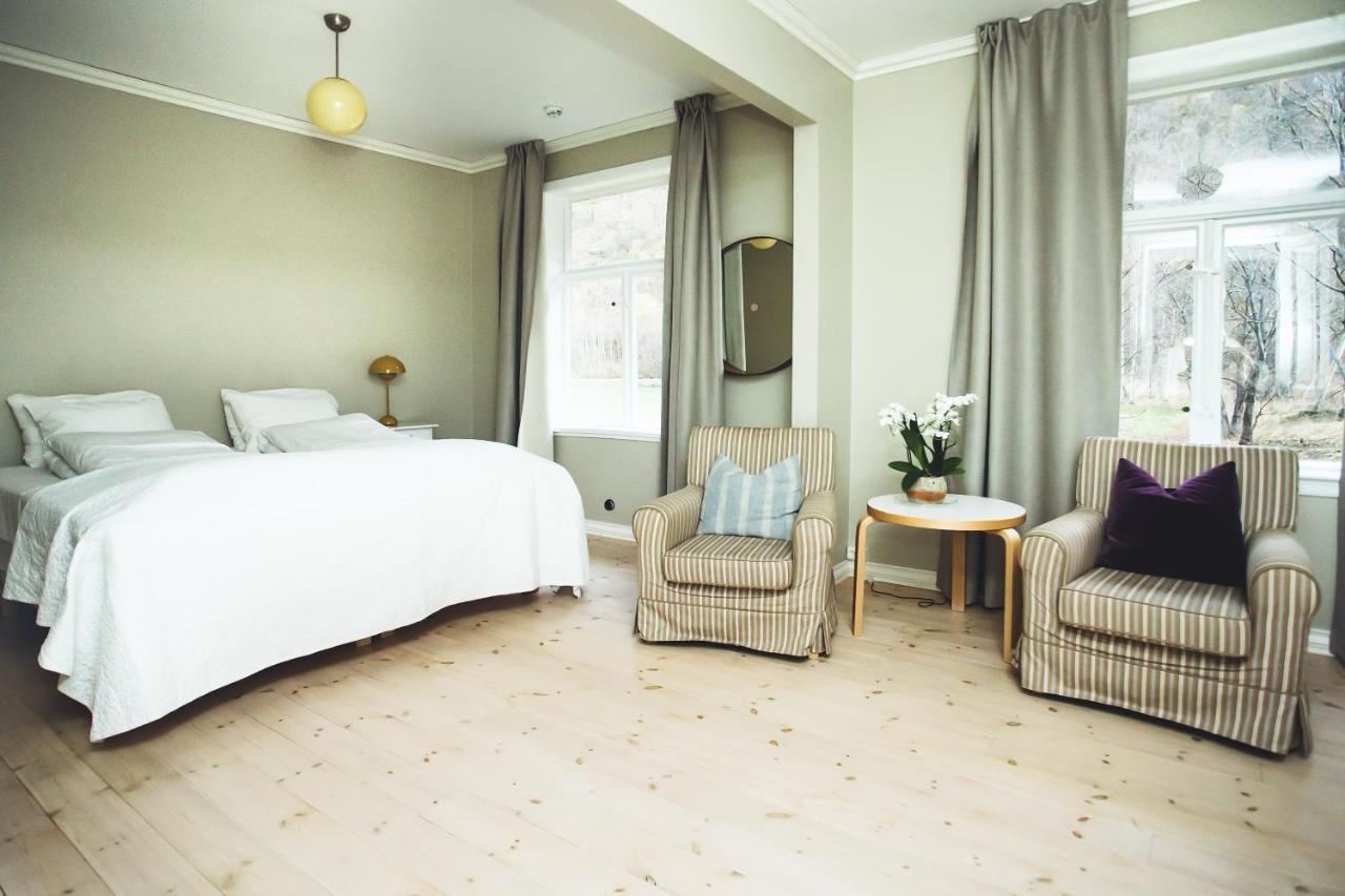 Lindstrom Hotel Lærdalsøyri Esterno foto