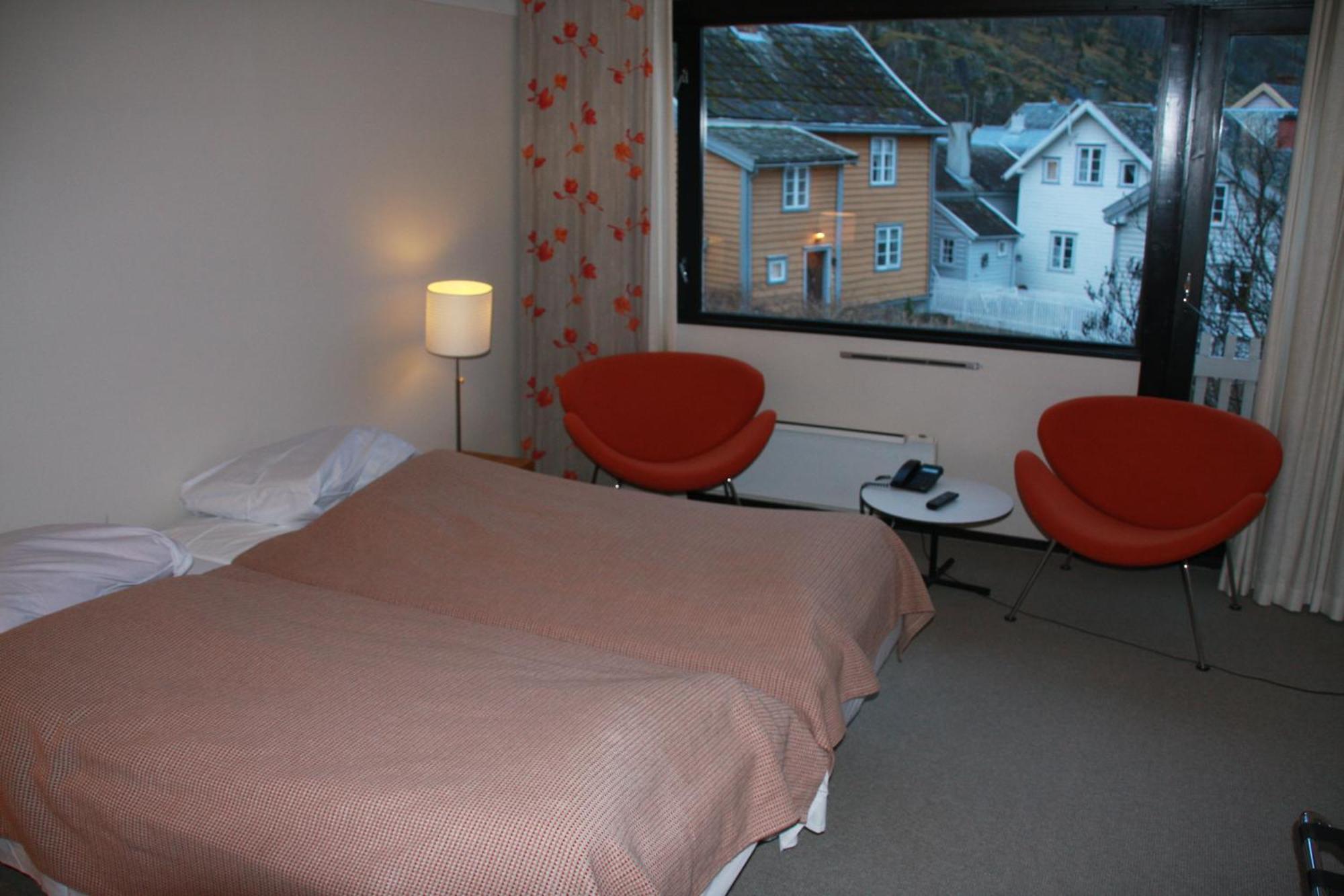 Lindstrom Hotel Lærdalsøyri Esterno foto